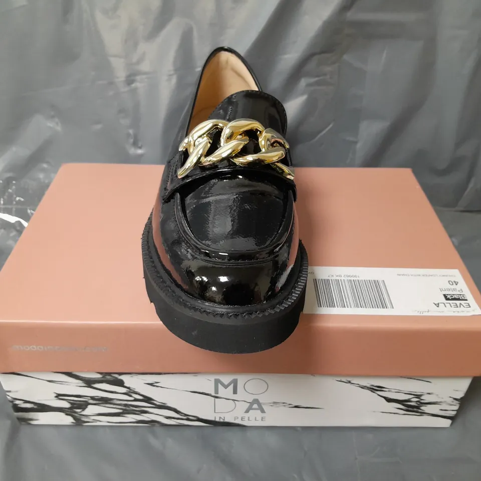 BOXED PAIR OF MODA IN PELLE CHUNKY LOAFERS IN BLACK W. GOLD EFFECT CHAIN SIZE 7