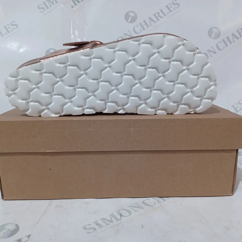 BOXED PAIR OF BONOVA IBIZA T-STRAP SANDALS IN ROSE COLOUR SIZE 4