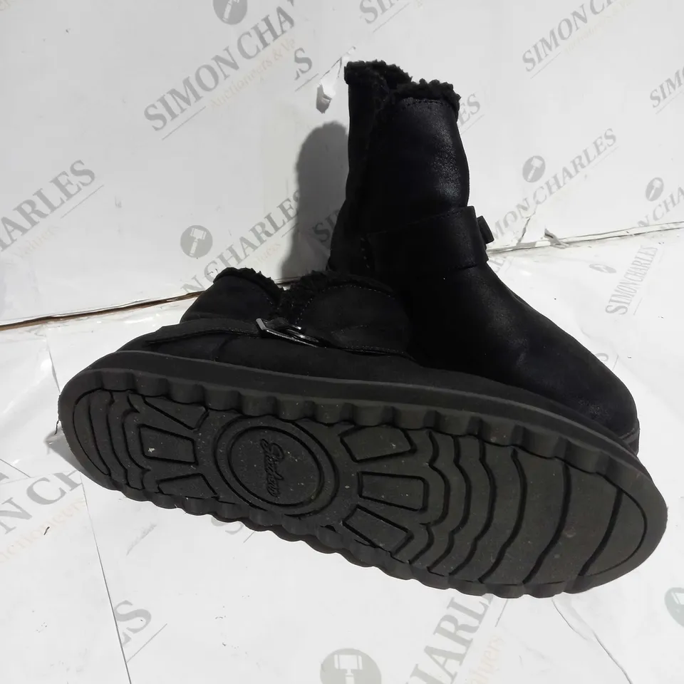BOXED PAIR OF SKECHERS CABIN FEELS BOOTS BLACK SIZE 6