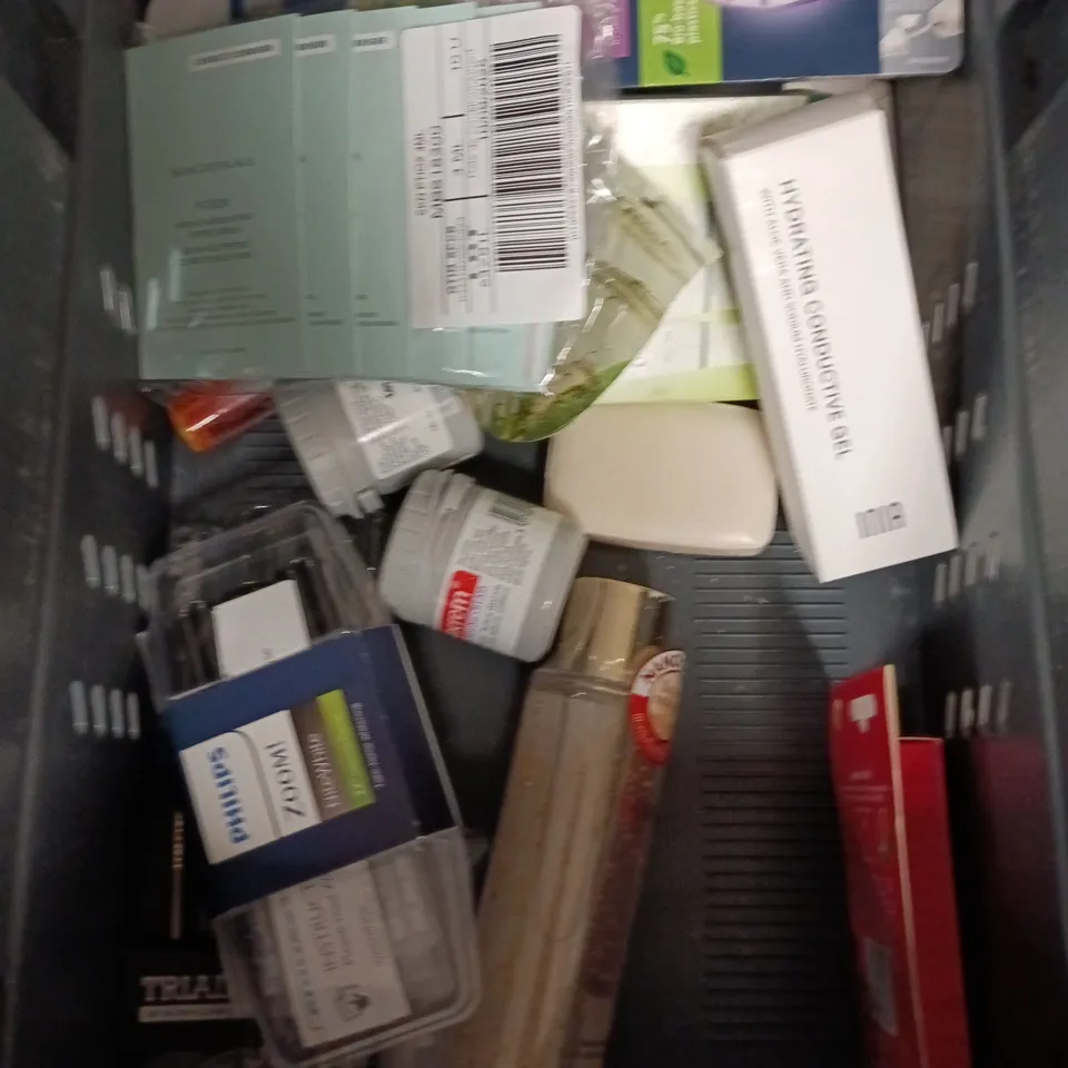 APPROXIMATEY 20 ASSORTED HEALTH AND BEAUTY PRODUCTS TO INCLUDE - SUDOCREM - OLD SPICE HAIR AND BODY WASH AND PHILIPS ZOOM TEETH WHITENING KIT