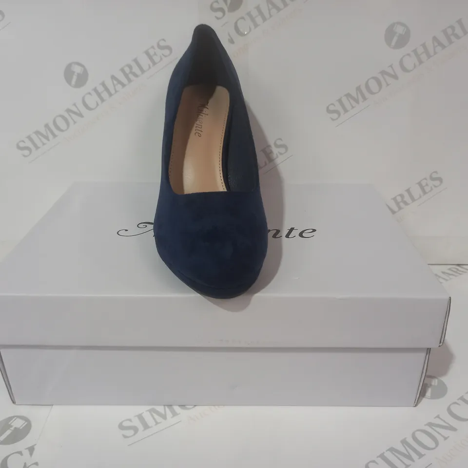 BOXED PAIR OF MILISENTE CLOSED TOE HEELED COURT SHOES IN NAVY SUEDE EU SIZE 38