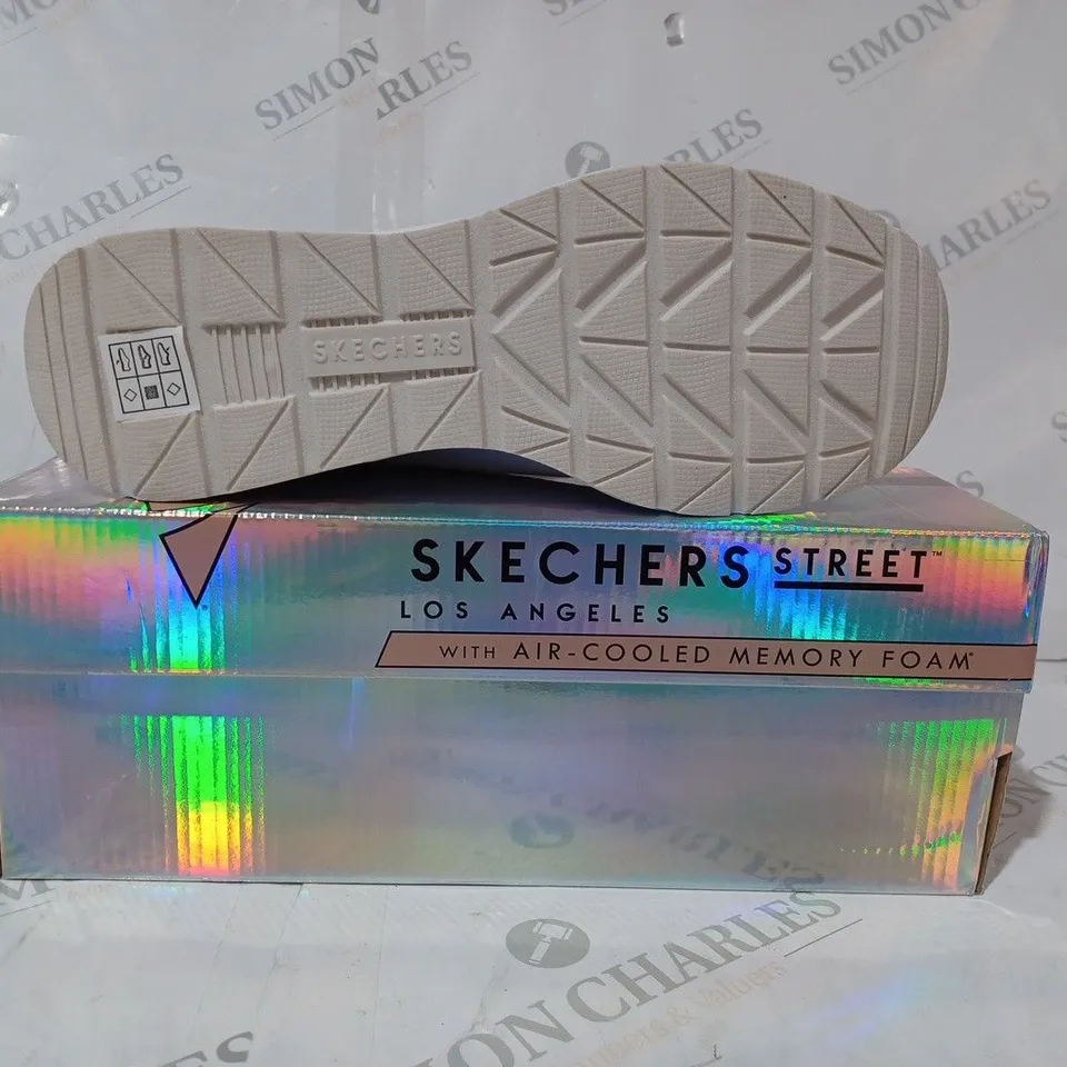 BOXED PAIR OF SKECHERS TRAINERS IN WHITE UK SIZE 6.5