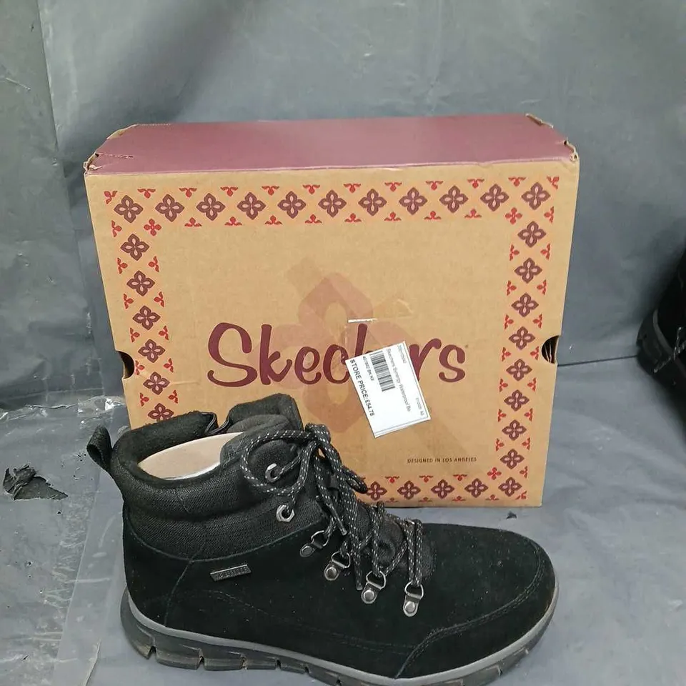 BOXED PAIR OF SKETCHERS SYENERGY BOOT - BLACK SIZE 8 