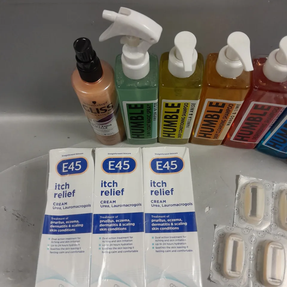 BOX OF APPROXIMATELY 15 COSMETIC ITEMS TO INCLUDE E45 ITCH RELIEF CREAM , HUMBLE SHAMPOO , HAIR REPAIR SPRAY , ETC