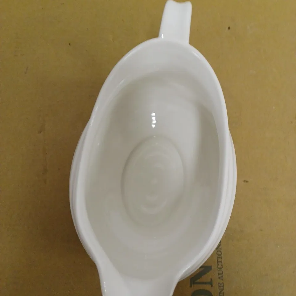 PORTMEIRION HOME & GIFTS GRAVY BOAT & STAND, PORCELAIN, WHITE, 22.5 X 18 X 10 CM