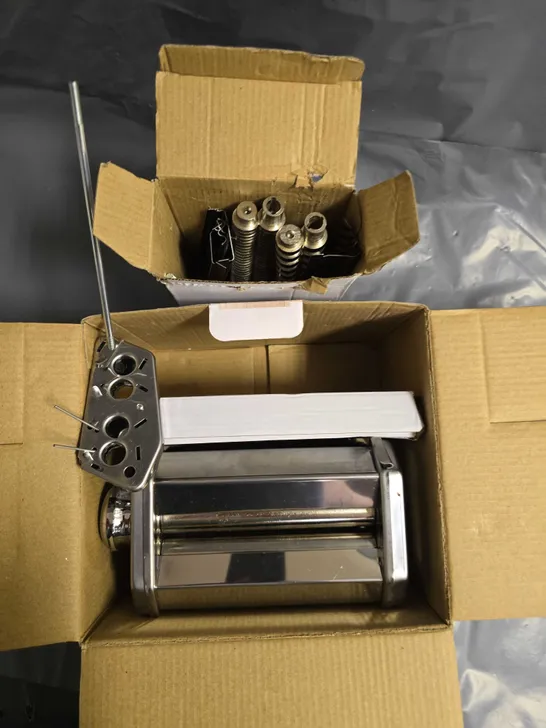 Lot 4706: KITCHEN CRAFT PASTA MACHINE - 5153255 | Simon Charles Auctioneers