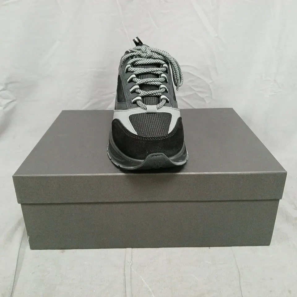 BOXED PAIR OF CLEENS ESSENTIAL RUNNER EVO TRAINERS IN RAVEN SIZE UK 8