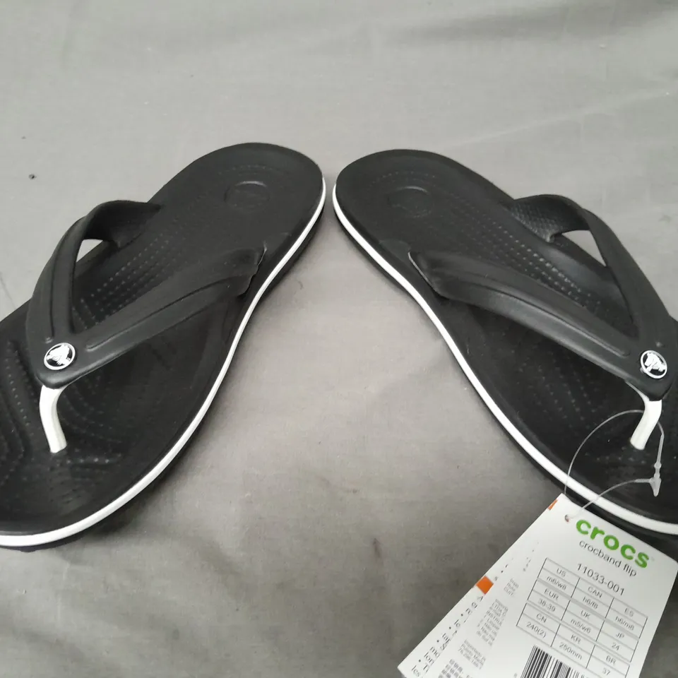 PAIR OF CROCS CROCBAND FLIP-FLOPS IN BLACK UK SIZE M5/W6
