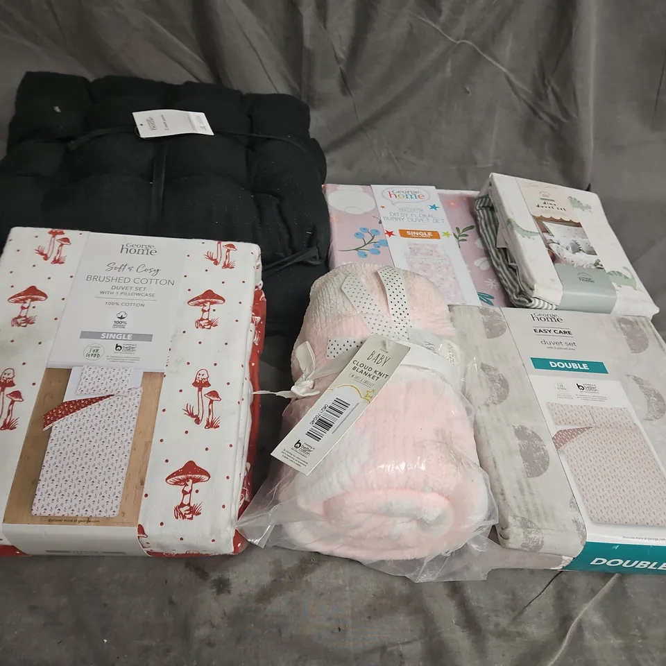 BOX OF APPROXIMATELY 12 ASSORTED BEDDING & SOFT FABRICS ITEMS TO INCLUDE - SEAT CUSHIONS - DUVET SET - BABY BLANKET