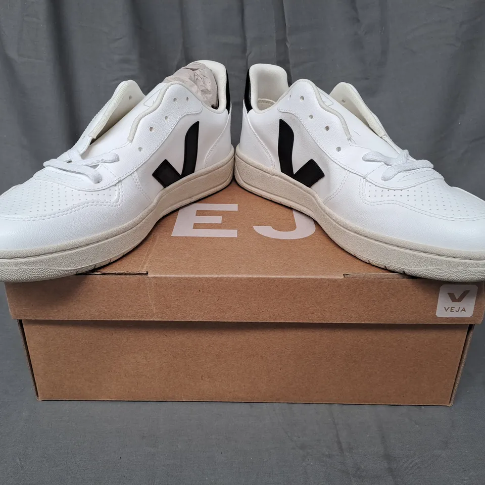 BOXED PAIR OF VEJA SHOES IN WHITE/BLACK UK SIZE 10