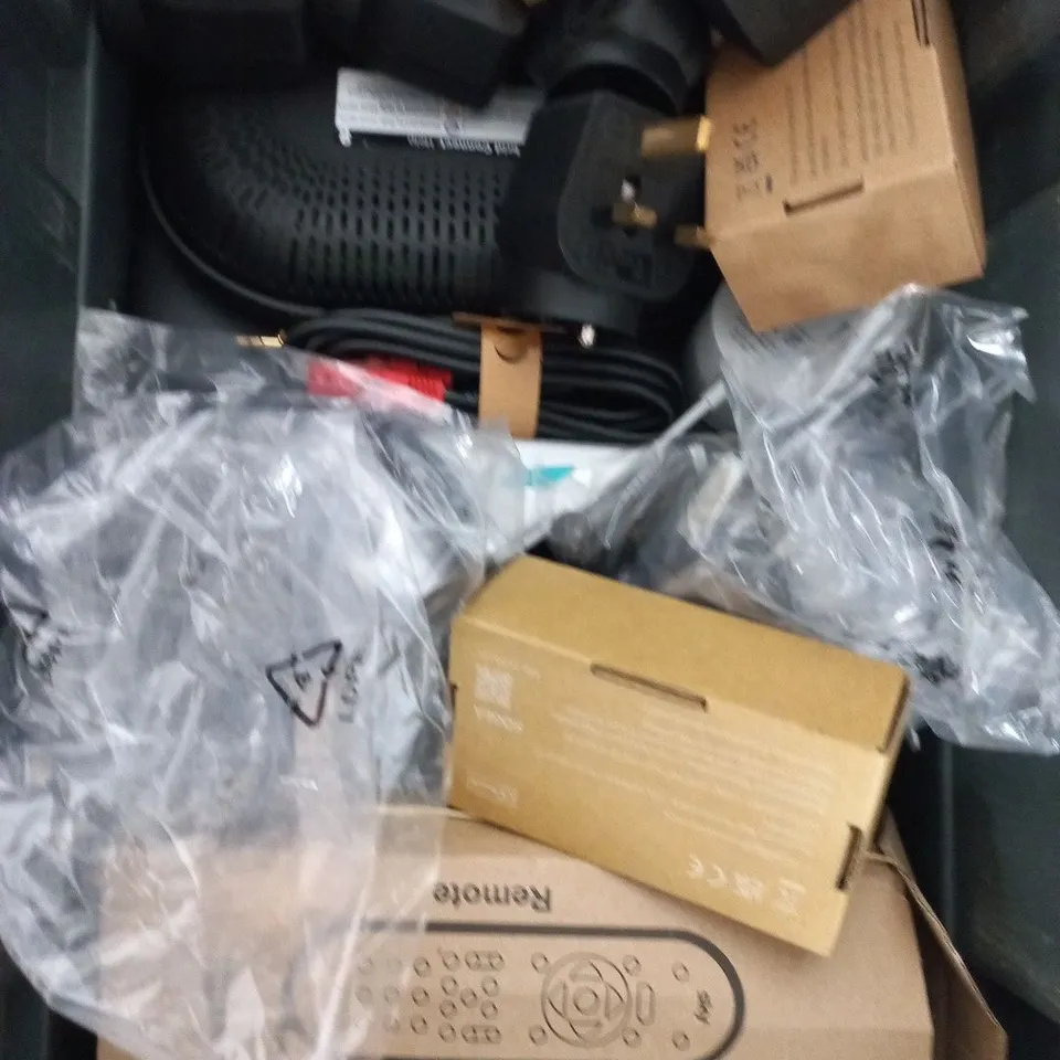 APPROXIMATELY 12 ASSORTED ELECTRICAL PRODUCTS TO INCLUDE COMPUTER MOUSE, WIFI HUBS AND AN ADAPTER PLUG