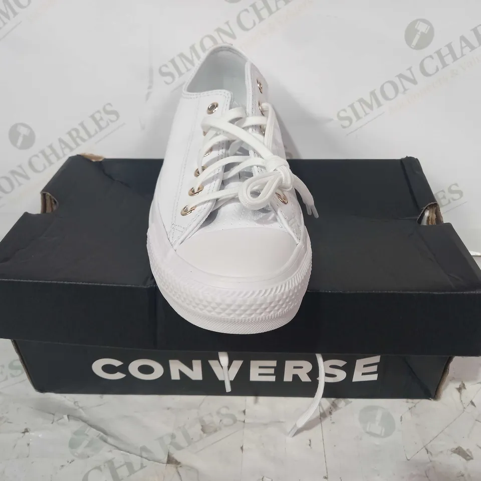 BOXED PAIR OF CONVERSE ALL STAR TRAINERS IN WHITE/PINK UK SIZE 5