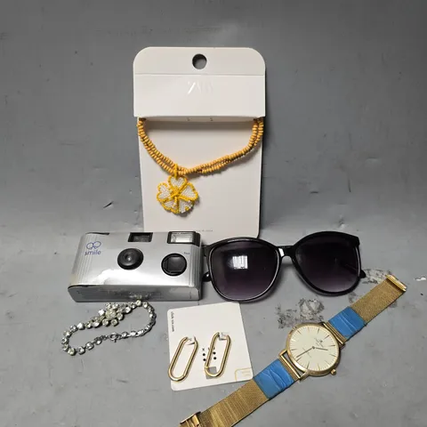 APPROXIMATELY 16 ASSORTED JEWELLERY ITEMS TO INCLUDE - WATCH , NECKLACE , BRACELET ETC