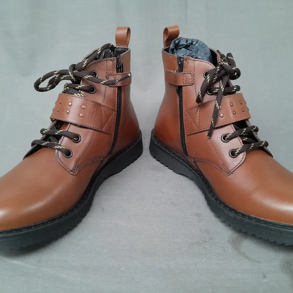 BOXED PAIR OF ANGRY ANGELS ANKLE BOOTS IN BROWN EU SIZE 39