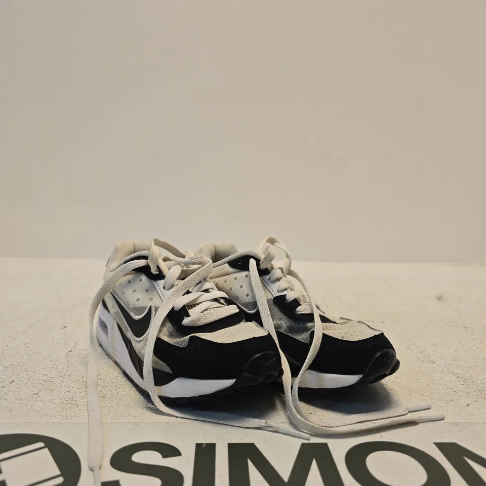 NIKE RUNNING SHOE – WHITE, BLACK & GREY, UK 1.5 (CHILD/YOUTH) – PRE-OWNED