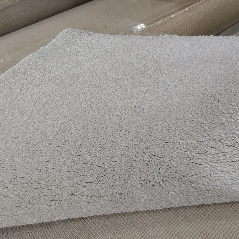 ROLL OF QUALITY ULTIMATE IMPRESSIONS SILKEN CARPET APPROXIMATELY 15.6M × 5M× 