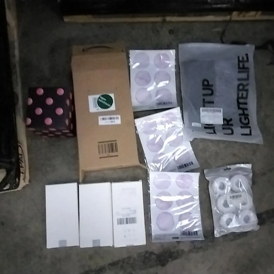 PALLET OF ASSORTED ITEMS INCLUDING DUROFIT, SAUNA VEST, TRANSFORMERS MASK, LEATHLEY CLEAR GLITTER,NURSERY ART WALL STICKER,BEST MOM EVER MUG, AUTO CLEAN PET BRUSH