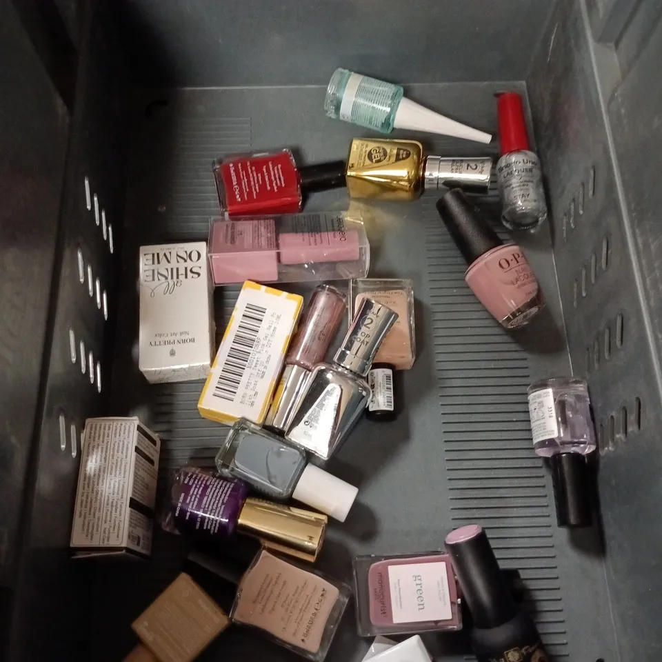 APPROXIMATELY 20 BOTTLES OF NAIL VARNISH TO INCLUDE MAYBELLINE, GLAMRDIP AND MANICURIST