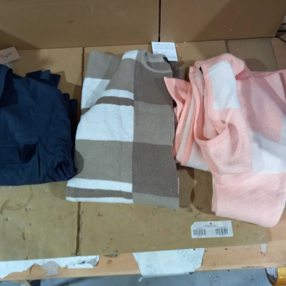 LOT OF 3 WOMENS CLOTHES TO INCLUDE HOODED CARDIGAN, CARDIGAN AND BUTTON-UP SHIRT