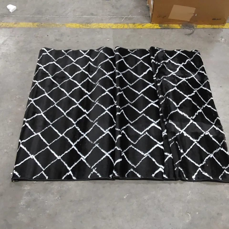 ZIGZAG NOIR DIAMOND PATTERN RUG - BLACK // SIZE: 120 X 160cm