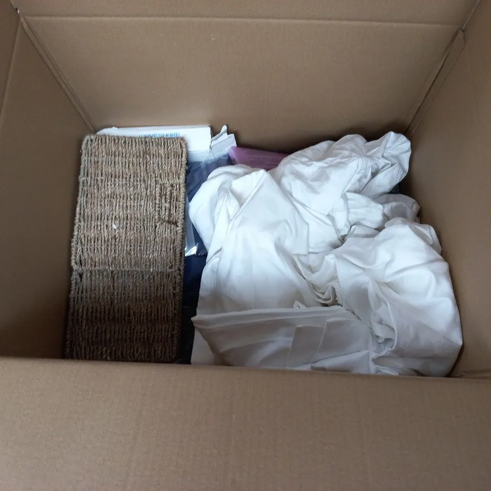 LOT OF APPROXIMATELY 25 ASSORTED HOUSEHOLD ITEMS TO INCLUDE INNER TUBES, DISPOSABLE SPATULAS AND SHARK DETAIL KIT