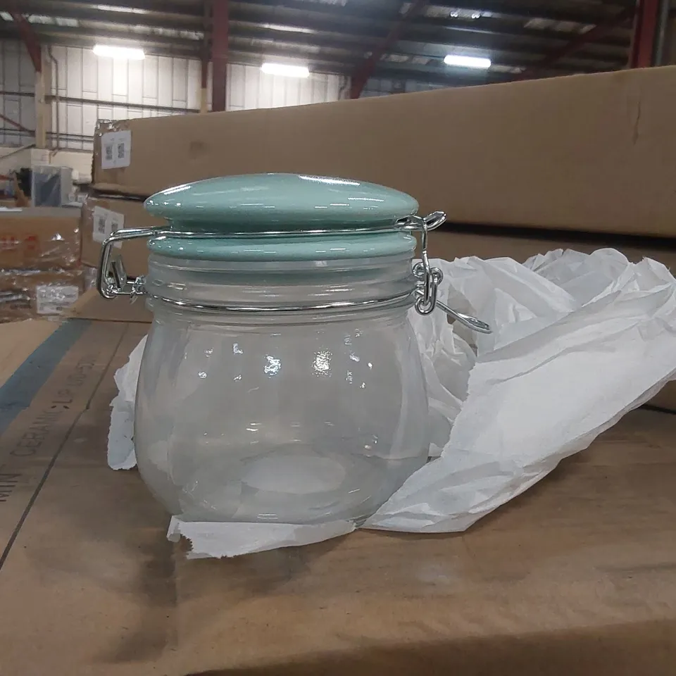 PALLET CONTAINING APPROXIMATELY 600x CERAMIC CLIP LID 500ML JARS AND OTHER ASSORTED ITEMS
