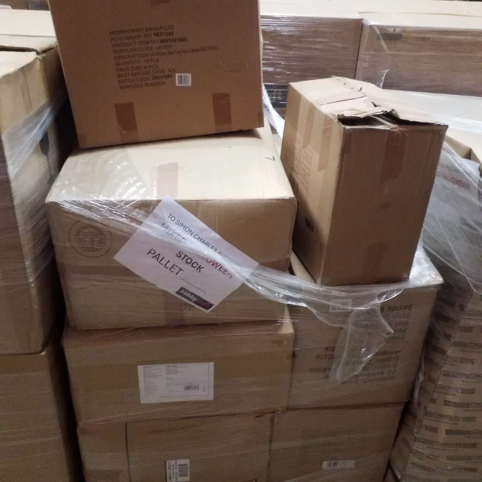 PALLET CONTAINING ASSORTED HALLOWEEN DECORATIONS & PRODUCTS INCLUDING PLUSH PUMPKINS, PAPER BAGS & SILICONE HALLOWEEN MOULDS