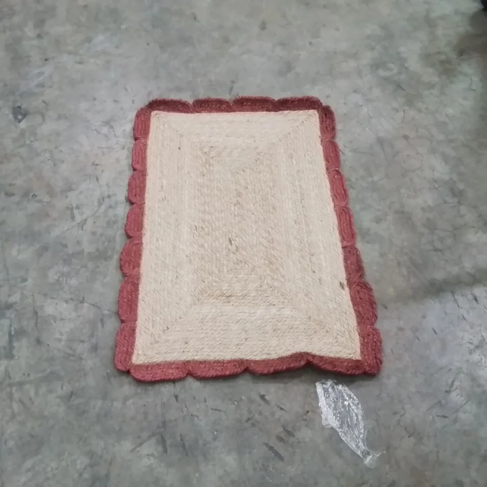 QUALITY DESIGNER AREA RUG - APPROXIMATELY 100X60CM