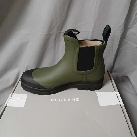 EVERLANE THE RAIN BOOT – SURPLUS OLIVE GREEN, UK 3 (US 5) WOMEN’S