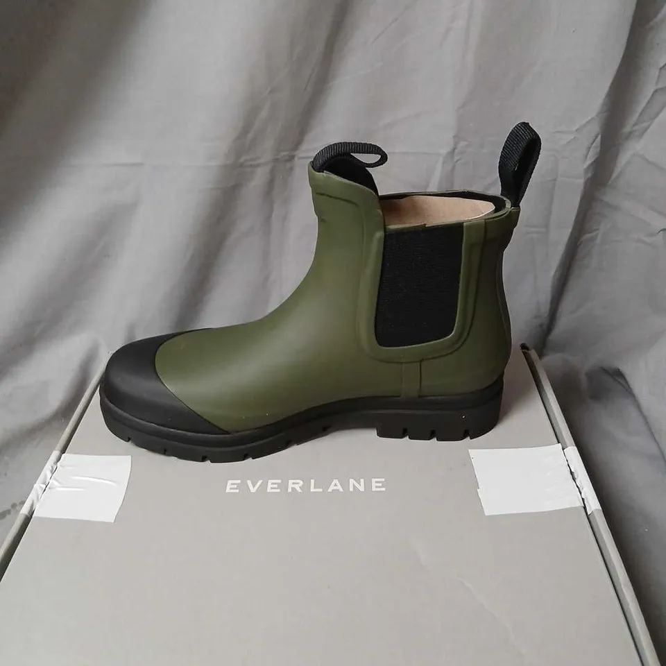 EVERLANE THE RAIN BOOT – SURPLUS OLIVE GREEN, UK 3 (US 5) WOMEN’S