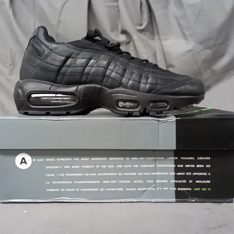 BOXED PAIR OF NIKE AIR MAX 95 TT SHOES IN BLACK UK SIZE 7