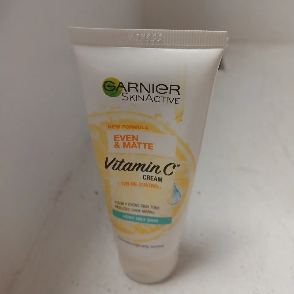 BOX OF APPROXIMATELY 30 ASSORTED COSMETIC ITEMS INCLUDING GARNIER VITAMIN C CREAM , PURESSENTIEL SPRAY AND PURESSENTIAL ROLLER
