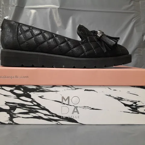 BOXED PAIR OF MODA IN PELLE QUILTED LOAFERS W. TASSEL IN BLACK SIZE 7