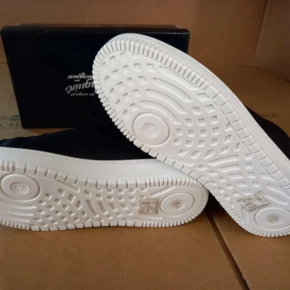 PAIR OF PENGUIN ORIGINAL WIDE FIT FLATFORM TRAINERS - UK 9