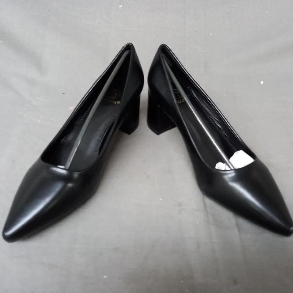 BOXED PAIR OF GIVANA POINTED TOE BLOCK HEEL SHOES IN BLACK 37