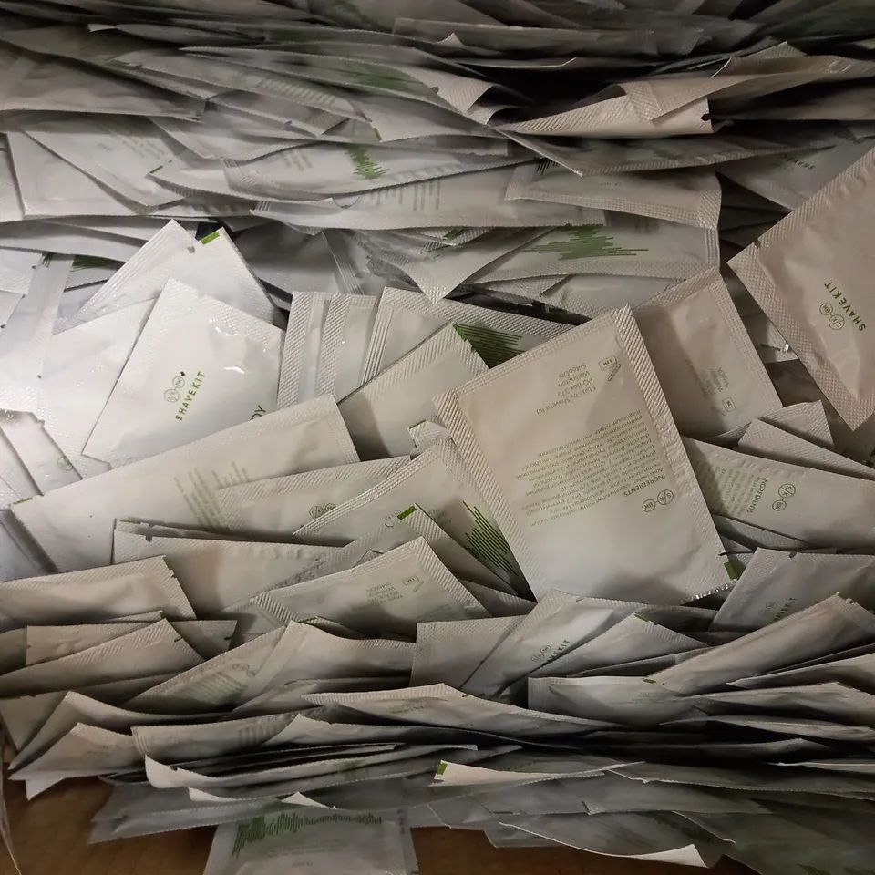 LOT OF APPROXIMATELY 500 BODY WASH SAMPLE SACHETS
