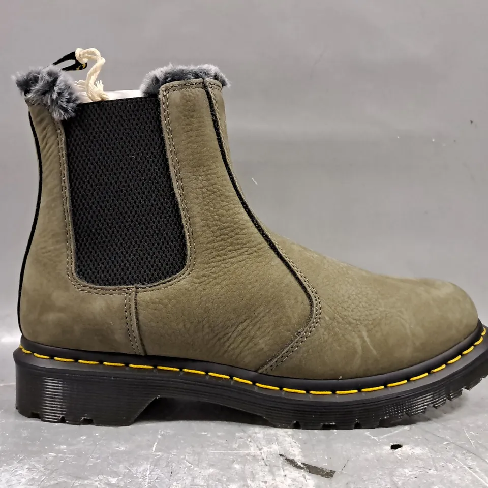 BOXED PAIR OF DR MARTENS 2976 LEONORE ELASTIC SIDED ANKLE BOOTS IN GREY UK SIZE 7