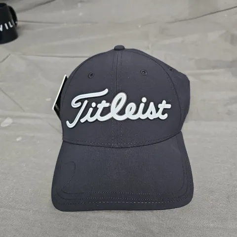 TITLEIST NAVY GOLF CAP WITH MAGNET IN VISOR