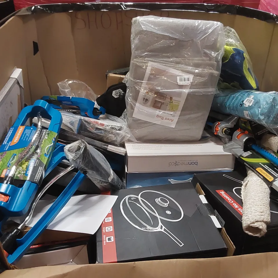 PALLET OF ASSORTED ITEMS INCLUDING: OSCILLATING SPRINKLERS, WOK PANS, RUGS, PRESSURE MANAGEMENT CUSHION ECT