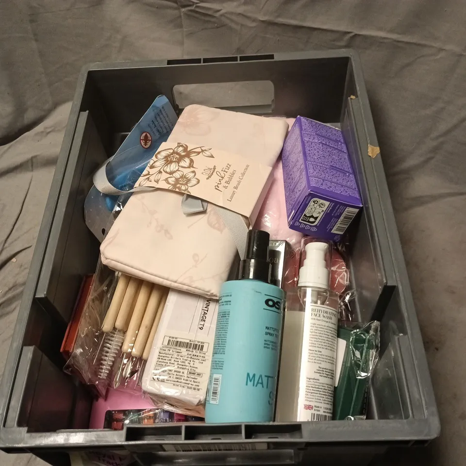 APPROXIMATELY 18 X ASSORTED COSMETIC ITEMS TO INCLUDE LUXURY BRUSH COLLECTION, POWER PIGMENT DROPS PURPLE, MATT SALT SPRAY, SHAMPOO, FACE WASH ETC