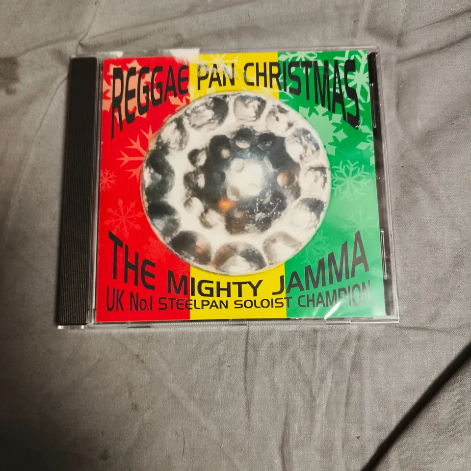 BOX OF APPROXIMATELY 30 ASSOERTED CDS INCLUDING THE MELTDOWNZ , SABRINA CARPENTER , REGGAE PAN CHRISTMAS AND BUDDY HOLLY 