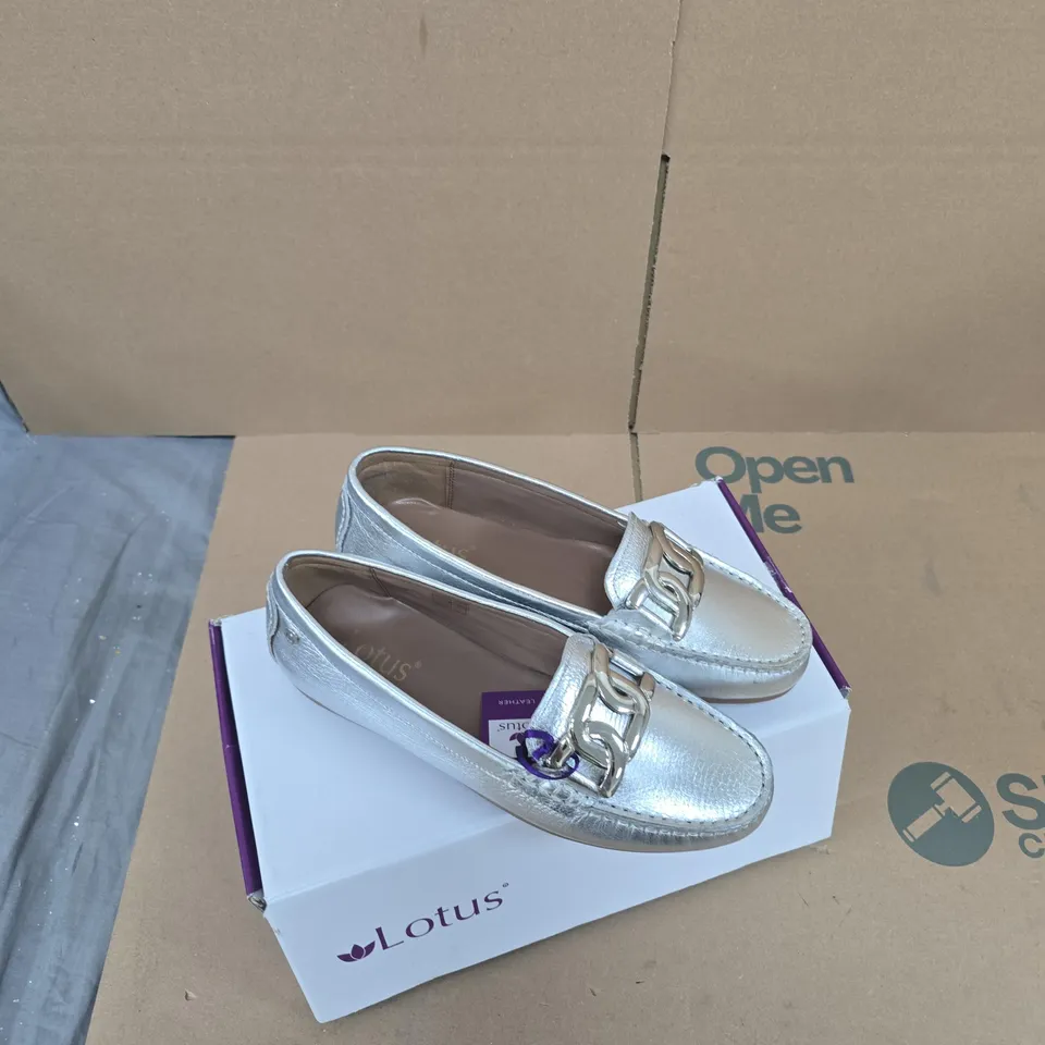 LOTUS MARTINO ULS575 SILVER LEATHER LOAFERS – UK 4 (WOMEN)