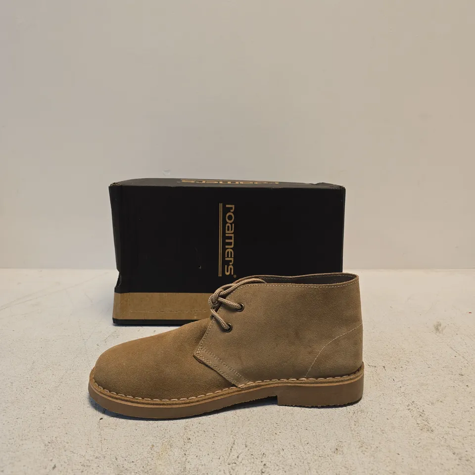 ROAMERS DESERT BOOT – STONE SUEDE, UK 9 (EU 43) – BOXED