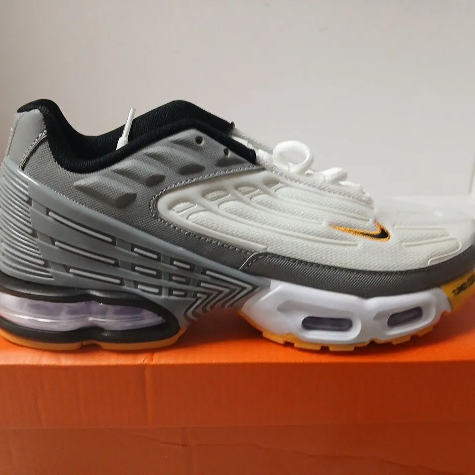 BOXED PAIR OF NIKE TUNED AIR TRAINERS – UK SIZE 5.5