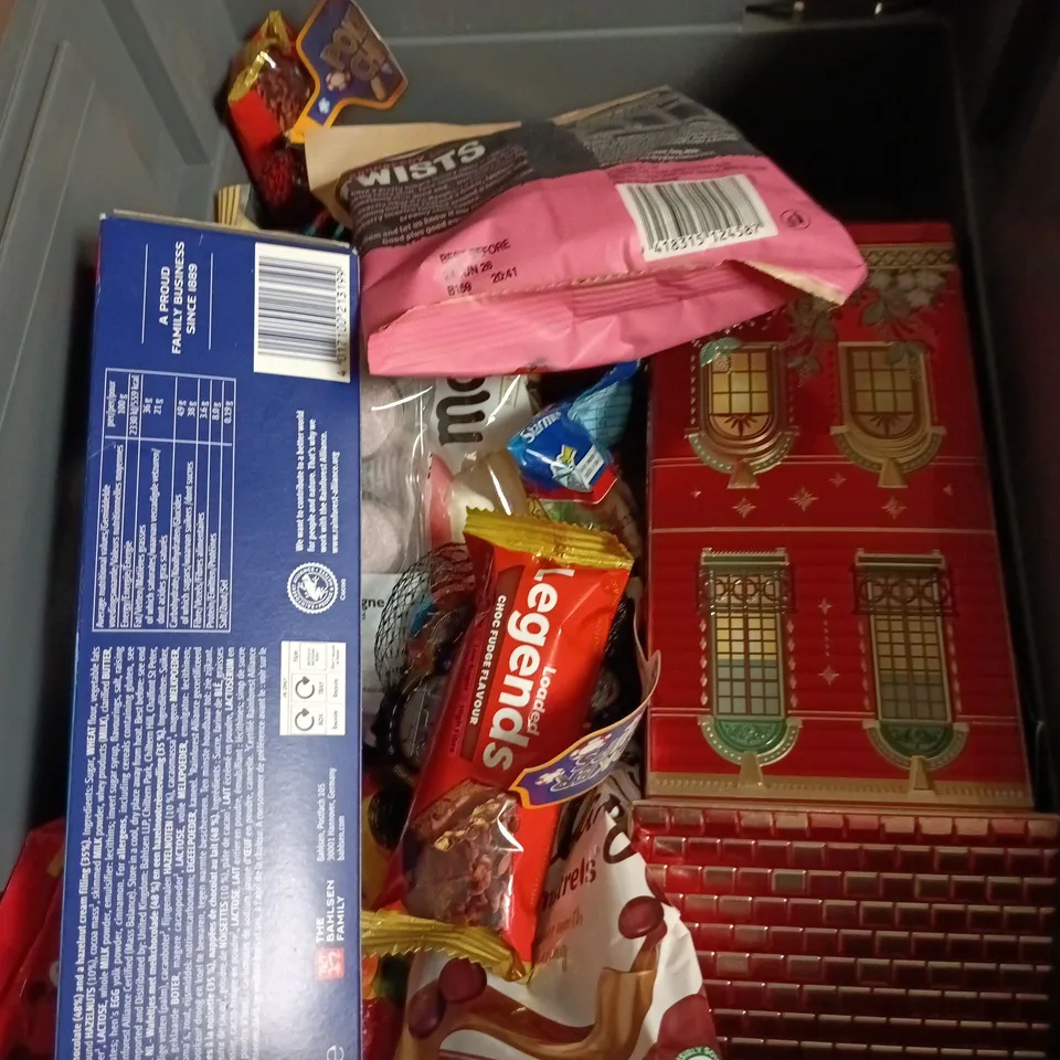 APPROXIMATELY 15 ASSORTED SWEETS AND CHOCOLATE ITEMS TO INCLUDE - CADBURY DAIRY MILK BAR, ROWNTREE RANDOMS AND HARIBO STARMIX