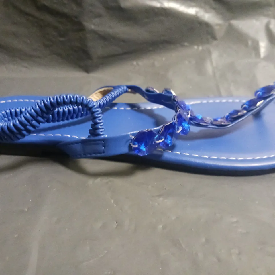 BOXED PAIR OF UNBRANDED FLAT TO-POST SANDALS IN BLUE W. JEWEL EFFECT SIZE EU 38