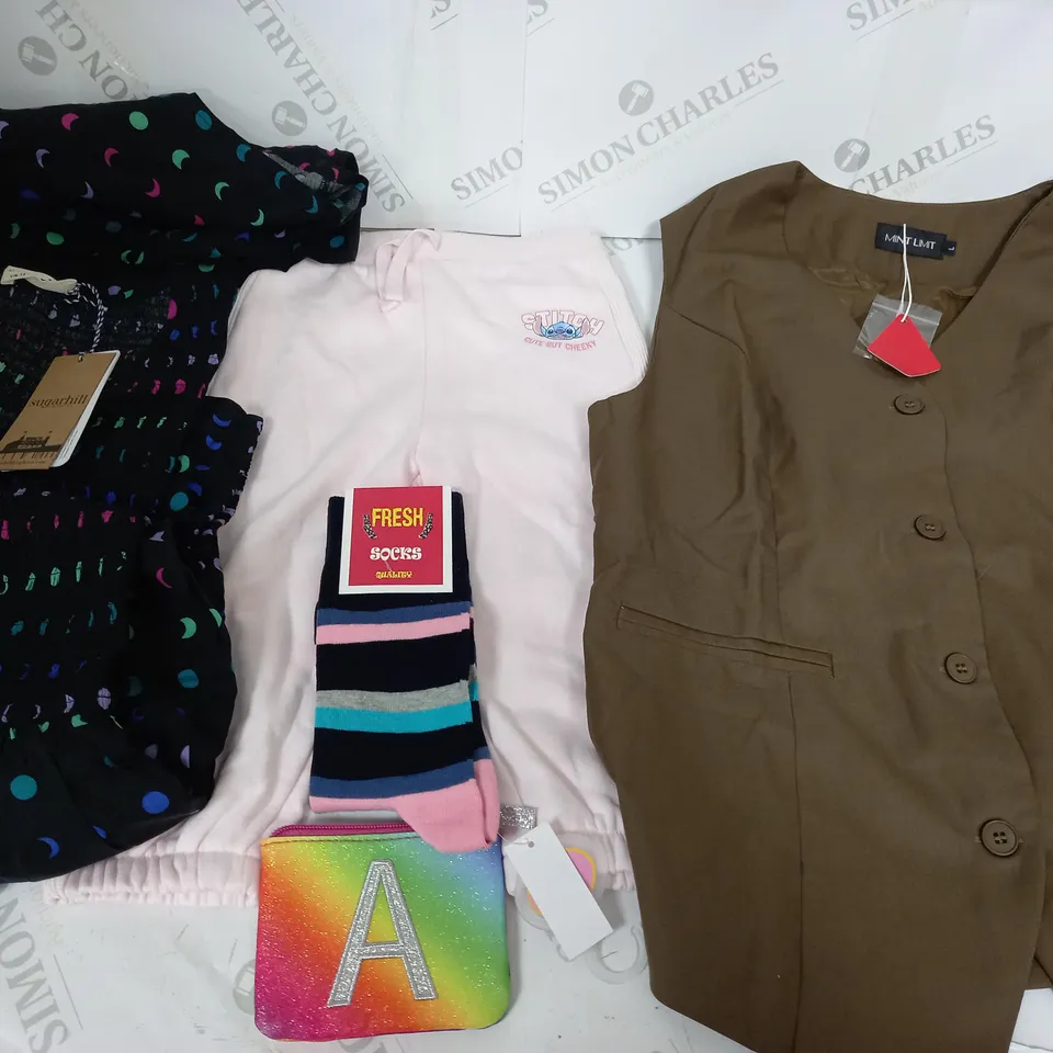 BOX OF APPROXIMATELY 20 ASSORTED CLOTHING ITEMS TO INCUDE - SOCKS , JUMPERS , T-SHIRTS , TROUSERS,ECT 