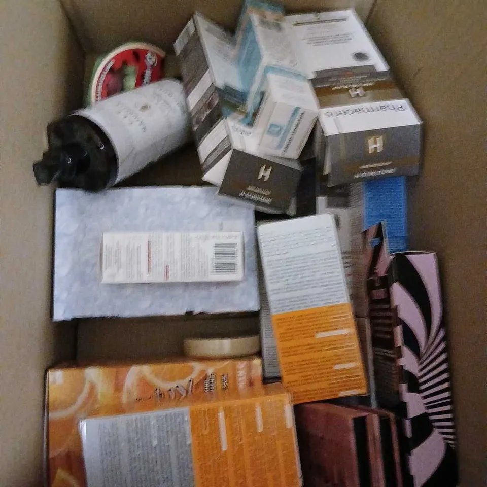 BOX OF APPROXIMATELY 20 ASSORTED COSMETIC ITEMS TO INCLUDE - W7 BEAM ME UP ILLUMINATING TRIO - PHARMACERIS NORMALIZING CLEANSING GEL - W7 WACKY WATERMELON FRUITY FIZZY BATH BOMBS - ETC