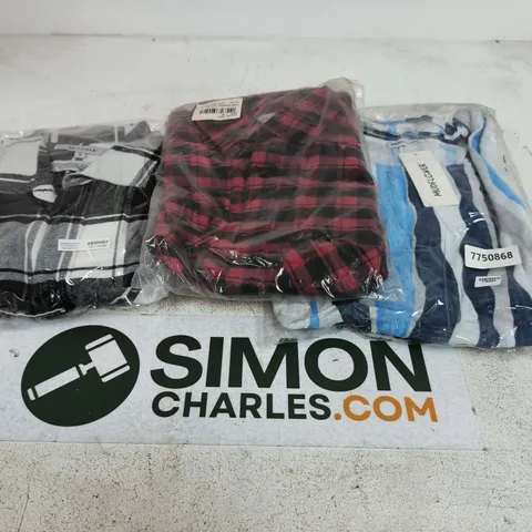 APPROXIMATELY 30 ASSORTED CLOTHING ITEMS IN VARIOUS SIZES & STYLES