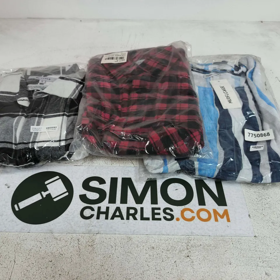 APPROXIMATELY 30 ASSORTED CLOTHING ITEMS IN VARIOUS SIZES & STYLES